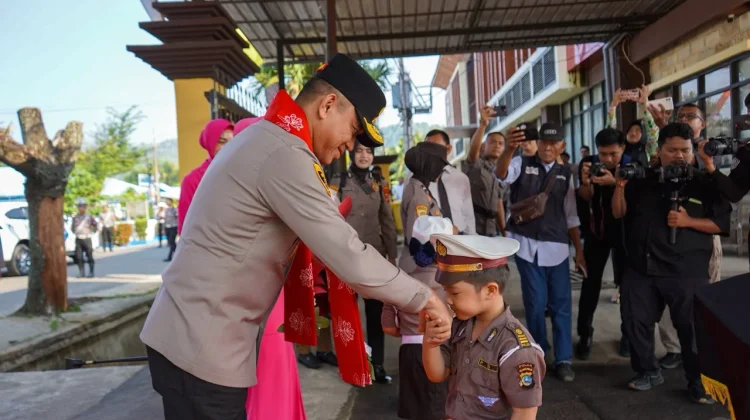 Kunjungan Kerja ke Toli-Toli, Kapolda Sulteng Ajak Personel Peduli Warga