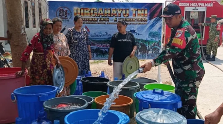 TNI-AD Salurkan Air Bersih Serentak di 18 Titik Wilayah Sulteng dan Sulbar