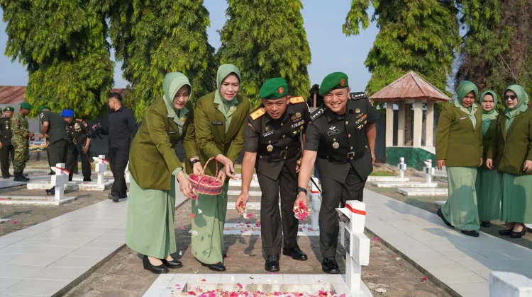 HUT TNI ke-81, Danrem 132/Tadulako Ikut Ziarah di TMP Palu