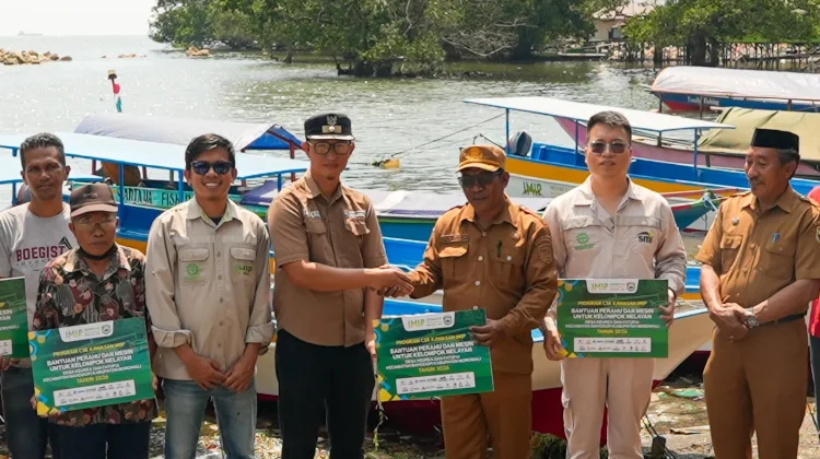 Tingkatkan Kesejahteraan Masyarakat Pesisir, IMIP Salurkan 6 Unit Kapal Nelayan
