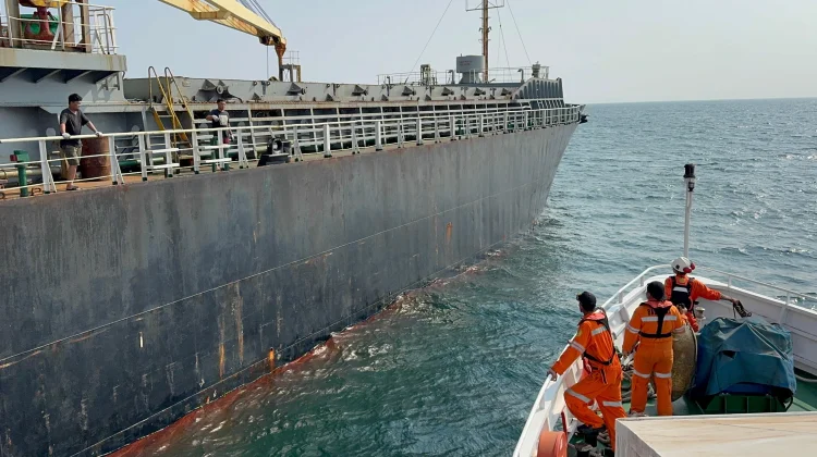 Tim SAR Gabungan Evakuasi Nahkoda MV SN Lumina ke RSUD Luwuk