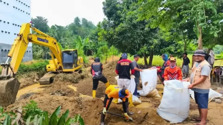 Respons Cepat Bencana, BPBD Parimo Pasang Geobag dan Salurkan Air Bersih