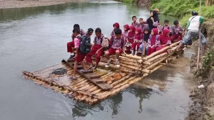 Siswa SD Naik Rakit ke Sekolah, Wabup Donggala: Segera Kita Tangani