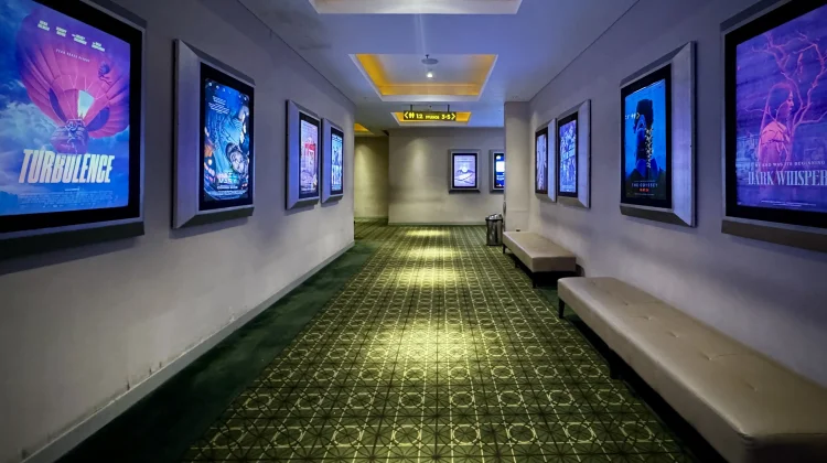 Etika Menunggu di Lobi Bioskop