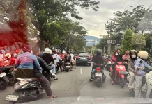 Jelang Berbuka, Kawasan Pasar Ramadan Dipadati Kendaraan