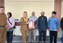 Anggota Padat Karya Terima APD Dari Pemkot Palu