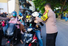 Polres Banggai Bersama Mahasiswa Bagikan Ratusan Takjil
