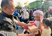Subdit Tipikor Polda Sulteng Bersama Mahasiswa Bagikan Ratusan Takjil