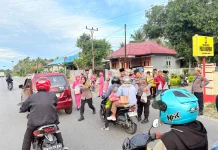 Bangun Kedekatan dengan Warga, Polsek Kasimbar Gelar Aksi Berbagi Takjil