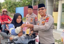 Jaga Kamtibmas lewat Aksi Sosial, Polres Parimo Bagi-Bagi Takjil