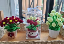 Kreasi Bunga Rajut Hias Meja Kian Diminati