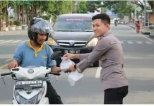 Polresta Palu Bagikan Takjil Perkuat Hubungan Harmoni dengan Warga