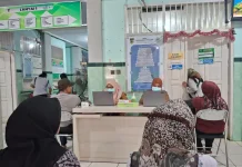 Antrian Pasien berobat di Puskesmas Singgani Palu
