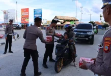 Menebar Kebaikan, Polres Donggala Berbagi Takjil kepada Masyarakat