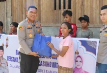Kapolresta Palu Bersama Ketua Bhayangkari Berbagi Sembako di Desa Uwemtumbu