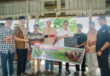 Perkuat Ekonomi Kelompok Usaha, Bupati Morut Salurkan Bantuan Keuangan Khusus