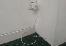 Jangan Biasakan Charger Tetap di Stopkontak