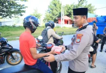 Polres Donggana Bersama Komunitas MSB Bagi Takjil