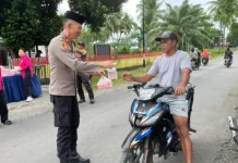 Polsek Bualemo Tebar Kebaikan lewat Bagi 100 Paket Takjil