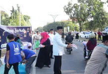 Kanwil Kemenag Sulteng Bersama Mitra Zakat Bagikan 600 Paket Takjil