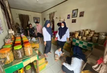 Jelang Lebaran, Kue Kering Rumahan Laris Diburu