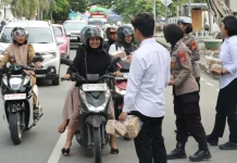 Satresnarkoba Polresta Palu Berbagi Takjil kepada Pengguna Jalan