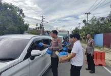 Personel Polres Parimo Bagikan Takjil Kepada Masyarakat