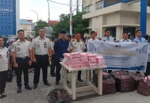 Imigrasi TPI Palu Bagikan 300 Takjil Kepada Pengendara