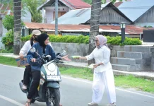 KPU Donggala Berbagi Takjil dan Sosialisasi Pendidikan Pemilih