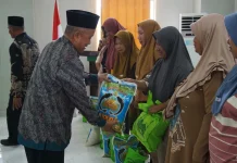 Kemenag Bangkep Bagikan 100 Paket Sembako Melalui Program THR