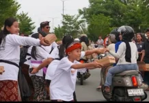 Jaga Harmoni di Bulan Ramadan Umat Hindu di Sulteng Berbagi Takjil