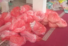 Masjid Agung Baiturrahim Salurkan Zakat Kepada Warga Sekitar