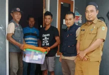 BPBD Parimo Serahkan Bantuan untuk Kakak Beradik Korban Kecelakaan Laut