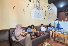Jelang Lebaran, Barbershop Palu Diserbu Antrean Panjang Pelanggan