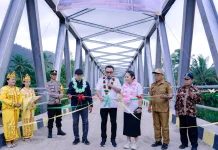 Bupati Morowali Utara Resmikan Jembatan Desa Lembobelala