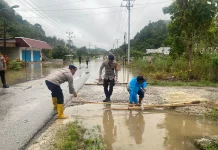 Tanggap Darurat Banjir, Brimob Evakuasi Warga dan Jaga Akses Jalan di Saojo Poso