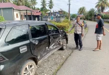 Polisi Evakuasi Korban Tabrakan Maut di Banggai