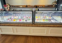 Menikmati Ice Cream di Cuaca Terik