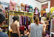 Sambut Hari Kartini, Warga Palu Serbu Toko Kebaya