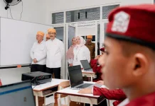 Kunjungi SRMP 22 Sigi, Mensos Pastikan Laptop Digunakan dalam Pembelajaran