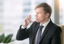 Minum Air Cukup untuk Jaga Performa Kerja