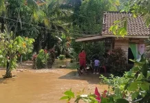 Jembatan Dusun VI Putus dan 28 KK di Bukit Makmur Terdampak Banjir