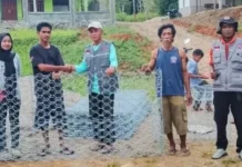 Akses Putus akibat Banjir BPBD Parimo Bantu Bronjong di Bukit Makmur