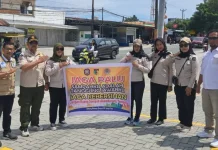 Jaga Kebersihan, Satpol PP Palu Sosialisasi di Persimpangan Jalan