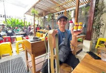 Semangat Muis Jualan Dengan Dua Tongkat