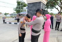 Polda Sulteng Sambut Kapolda Baru dengan Tradisi Adat Kaili