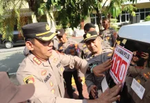 Tingkatkan Layanan, Kapolresta Palu Pimpin Penempelan Stiker Layanan Polri 110