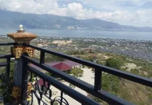 Menikmati Panorama Teluk Palu dari Ketinggian Gong Perdamaian Nusantara
