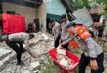 Brimob Sulteng Bantu Warga Bersihkan Puing Rumah Pascagempa Sigi
