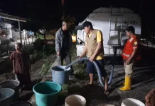 Pipa SPAM Putus, BPBD dan PMI Parimo Pasok Air Bersih ke Warga